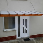 Drevený prístrešok nad vchodové dvere