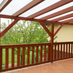 Pergola so zábradlím na vyvýšenej terase Beluša